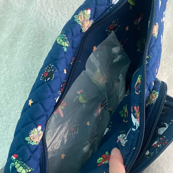 ❄️🆕💙Vera Bradley Sling Backpack “Snow Globe Motifs” - Picture 6 of 9